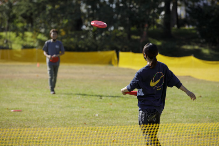 フリスビーを真っすぐ投げてる。